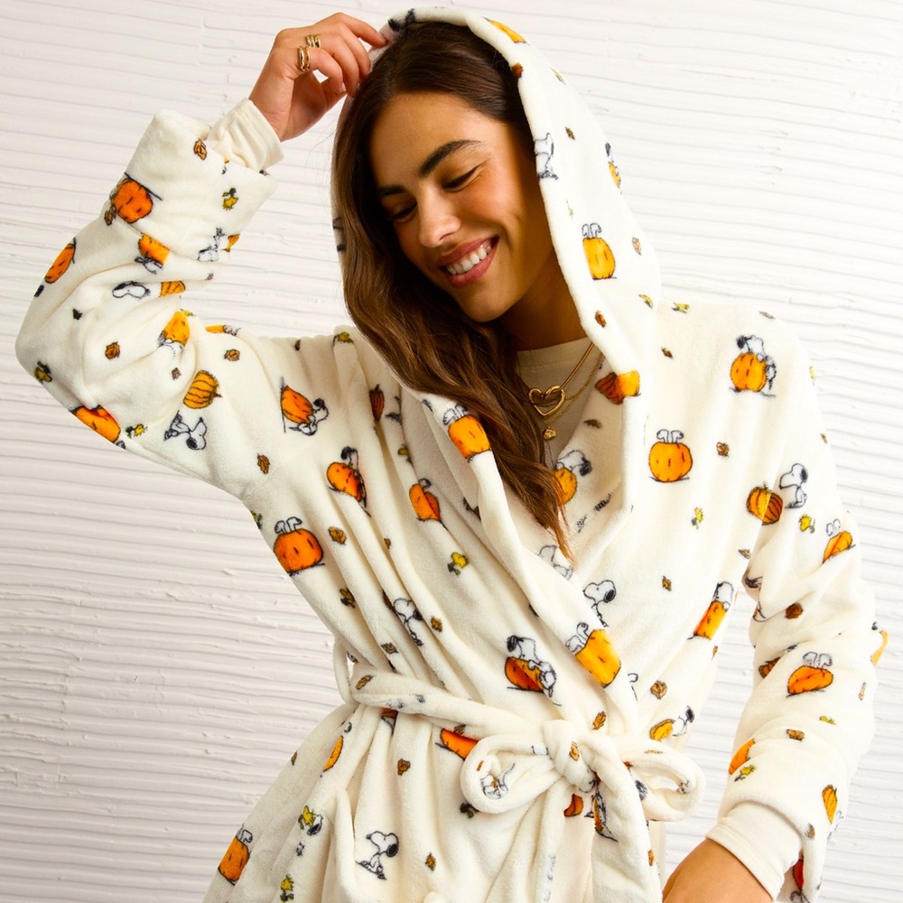 🍨🧡 American Eagle Snoopy Cozy Bath Robe 🍨🎃 - Picture 2 of 5